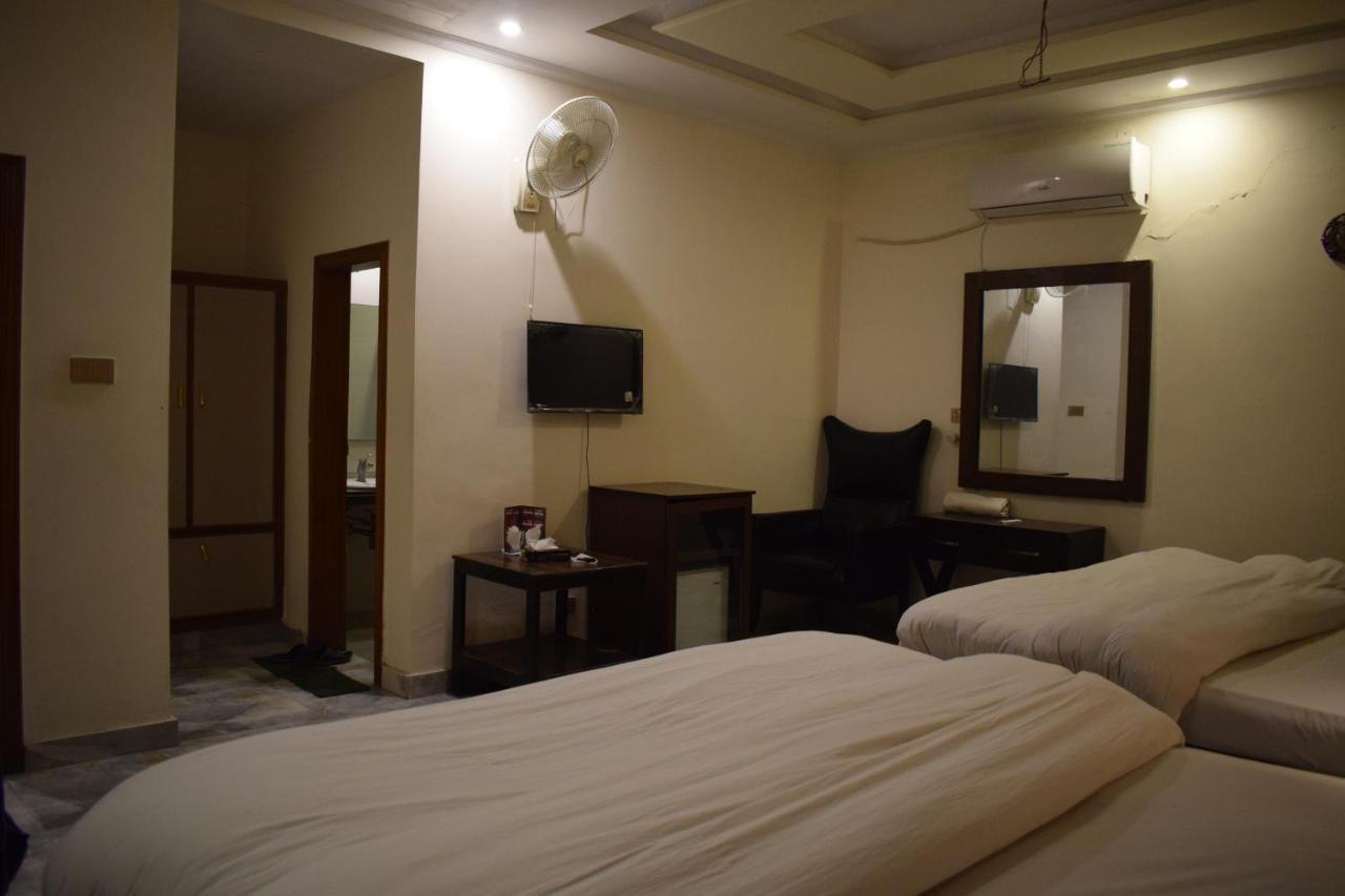 Hotel Pak Continental Multan Exterior foto