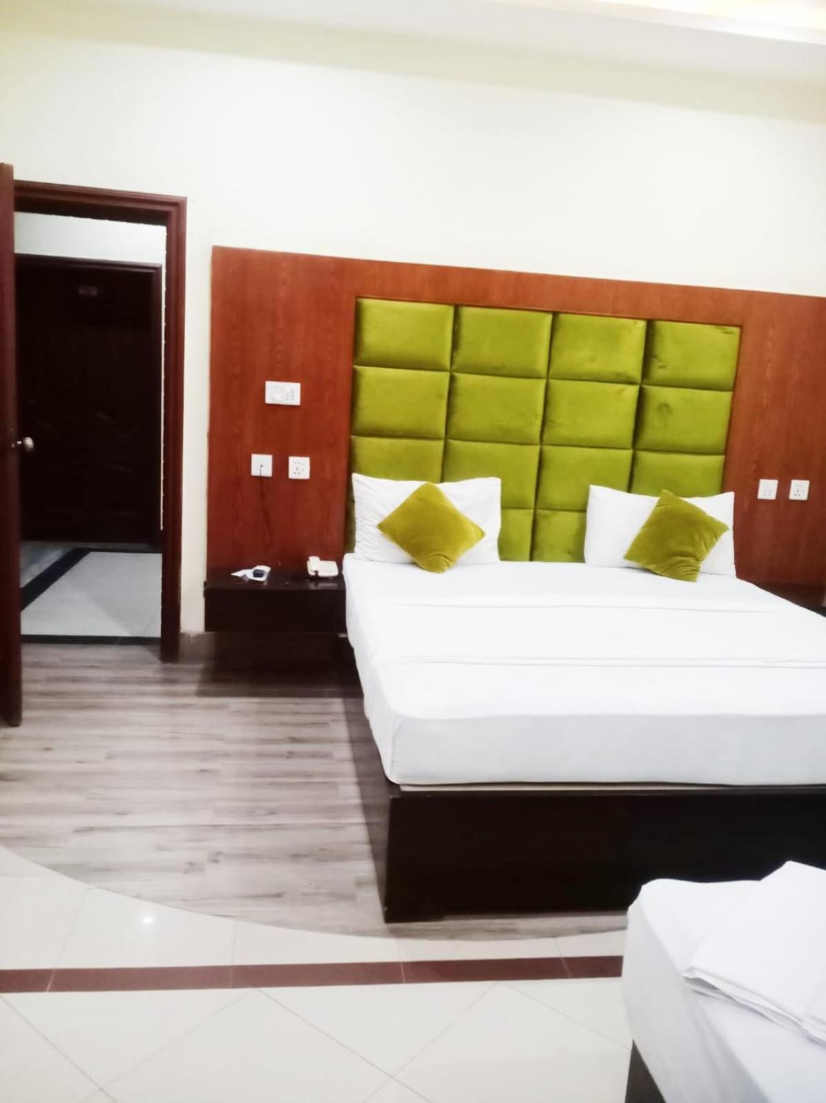 Hotel Pak Continental Multan Exterior foto