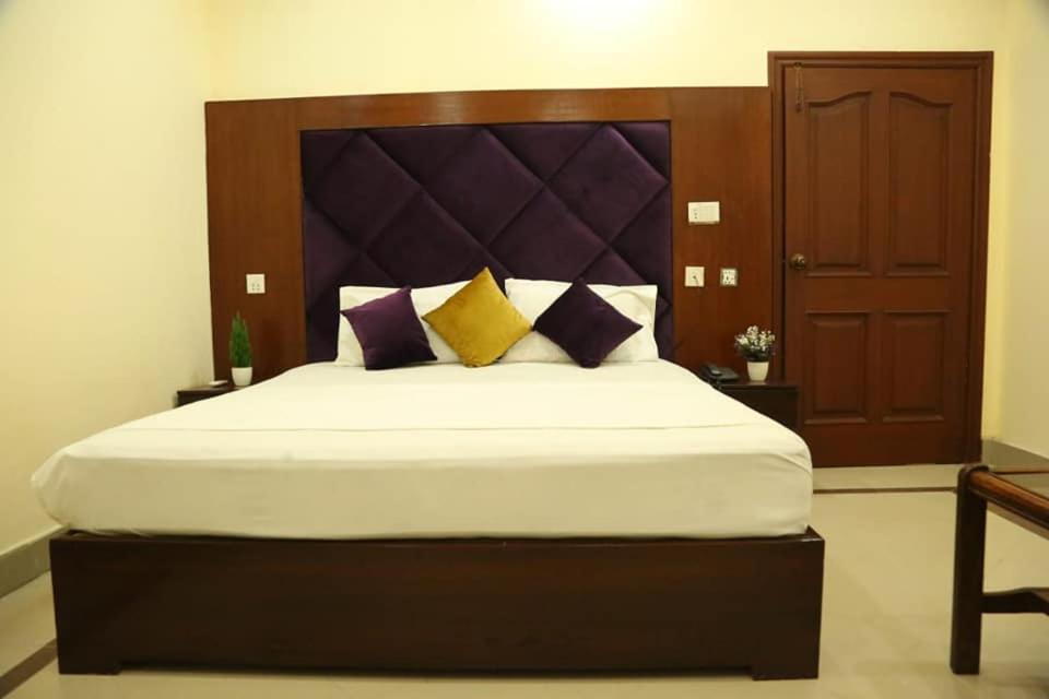 Hotel Pak Continental Multan Exterior foto